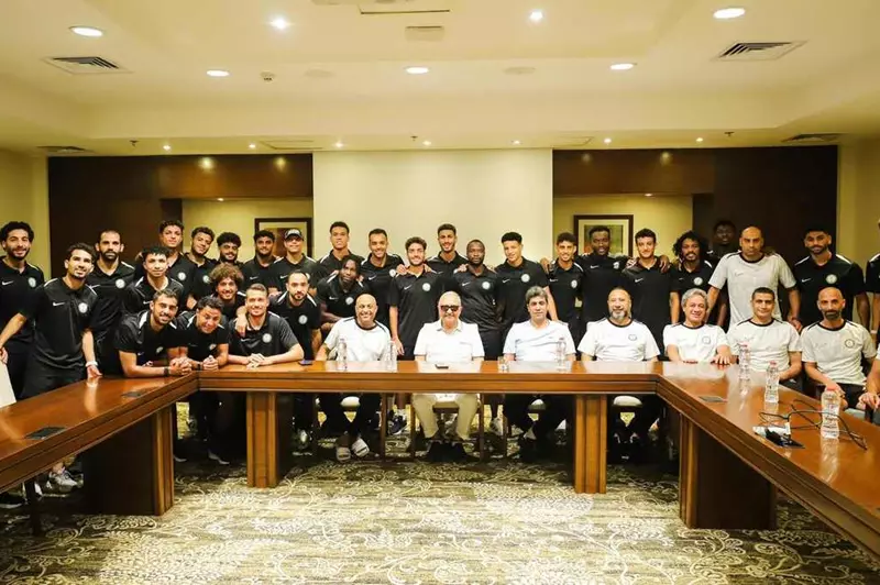 اجتماع رئيس البنك الأهلي مع اللاعبين